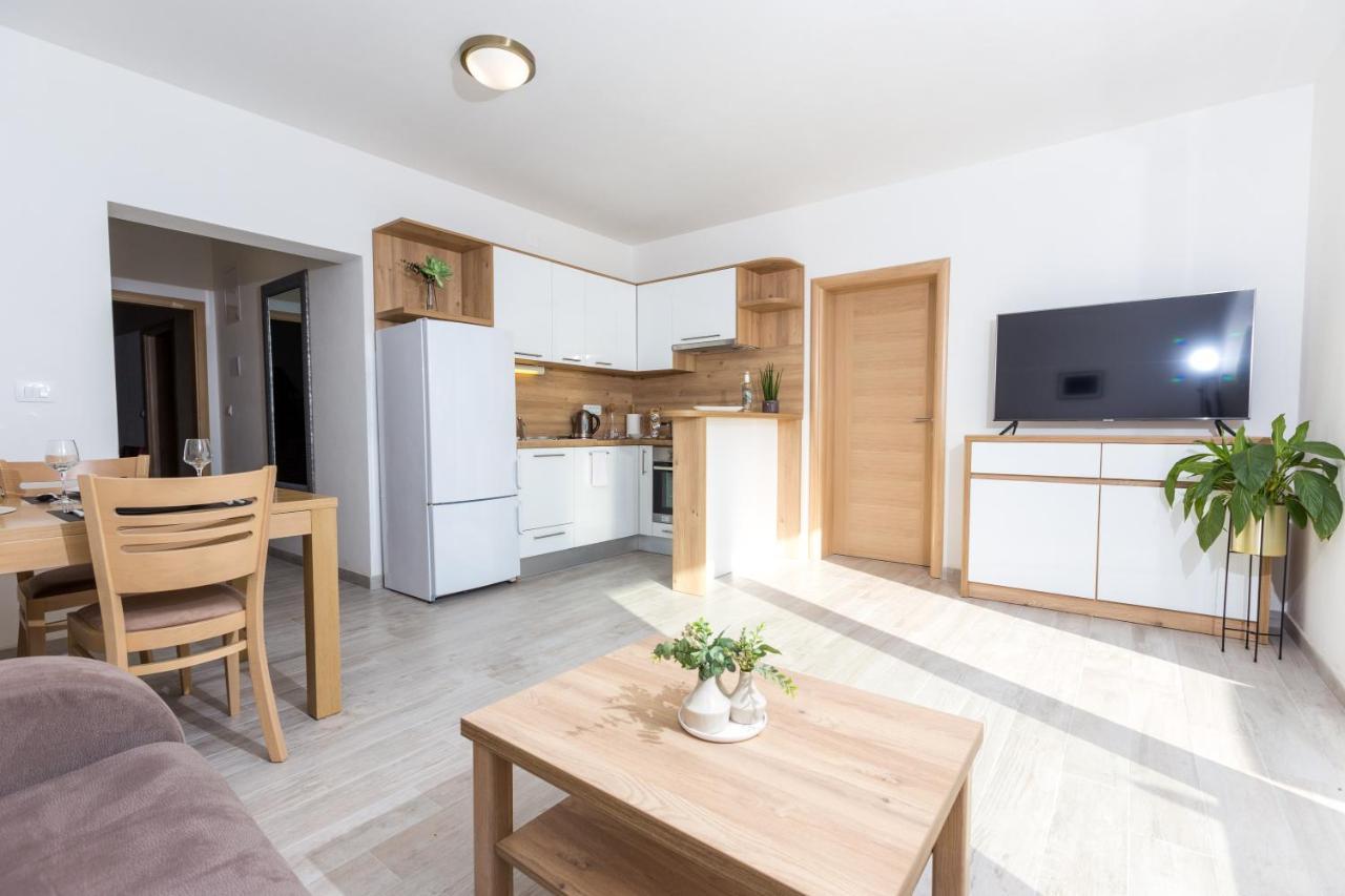 Apartmani Villa Paulo Starigrad Paklenica Exterior foto