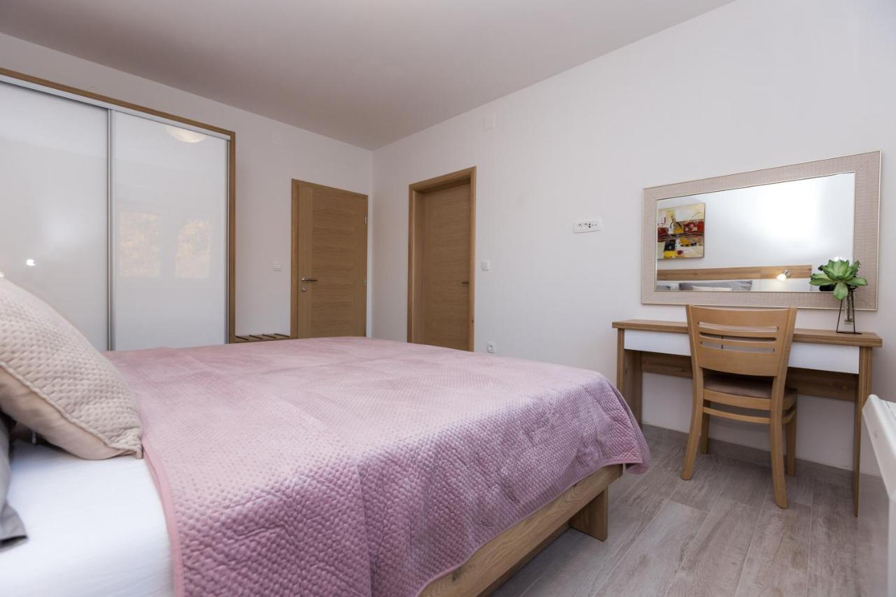 Apartmani Villa Paulo Starigrad Paklenica Exterior foto